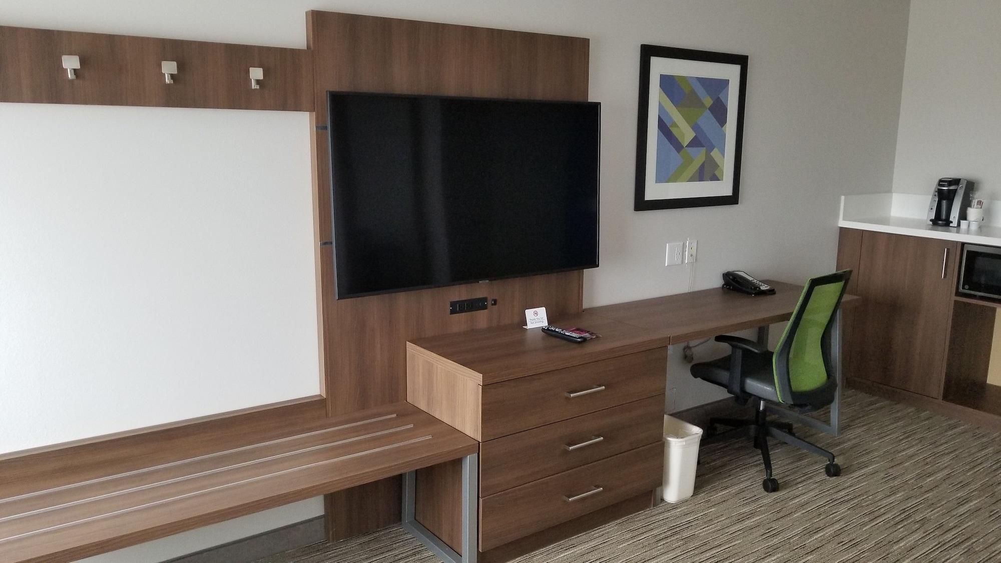 Holiday Inn Express & Suites - Lake Forest, An Ihg Hotel Buitenkant foto