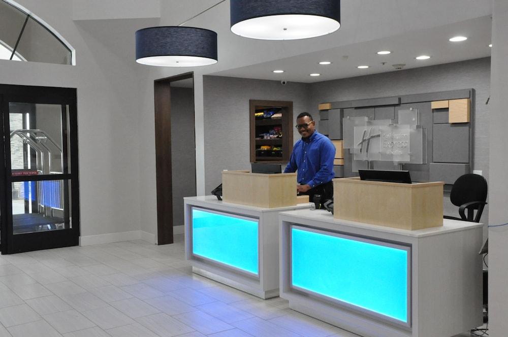 Holiday Inn Express & Suites - Lake Forest, An Ihg Hotel Buitenkant foto