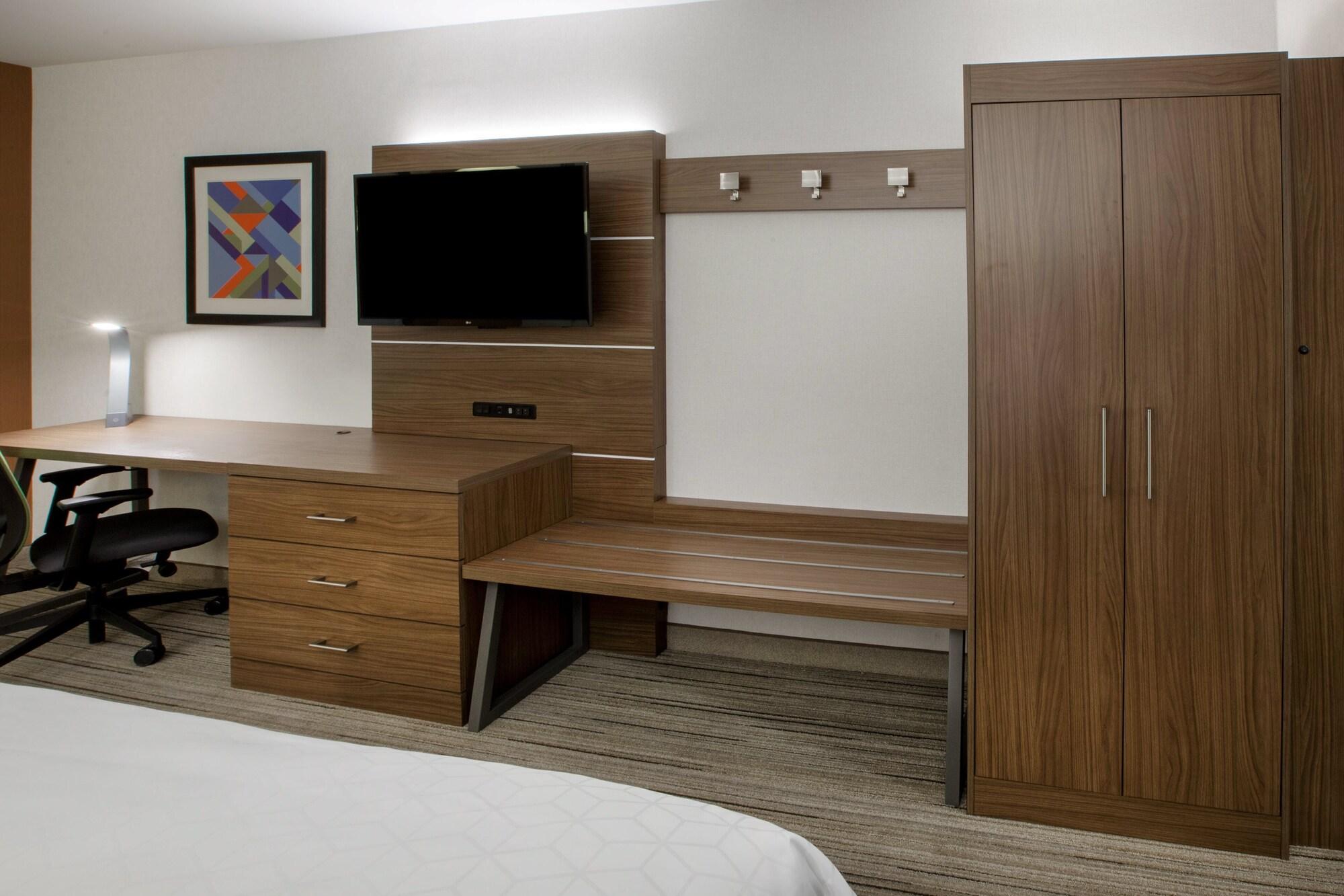 Holiday Inn Express & Suites - Lake Forest, An Ihg Hotel Buitenkant foto