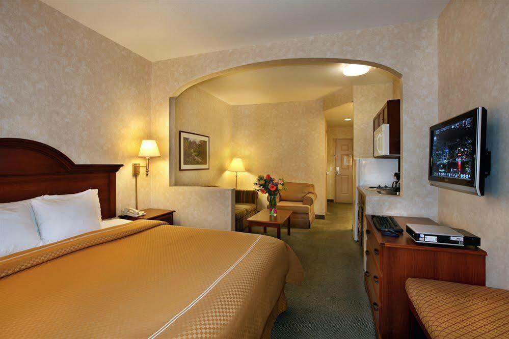 Holiday Inn Express & Suites - Lake Forest, An Ihg Hotel Buitenkant foto