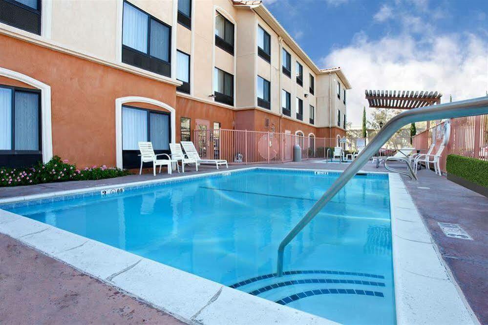 Holiday Inn Express & Suites - Lake Forest, An Ihg Hotel Buitenkant foto