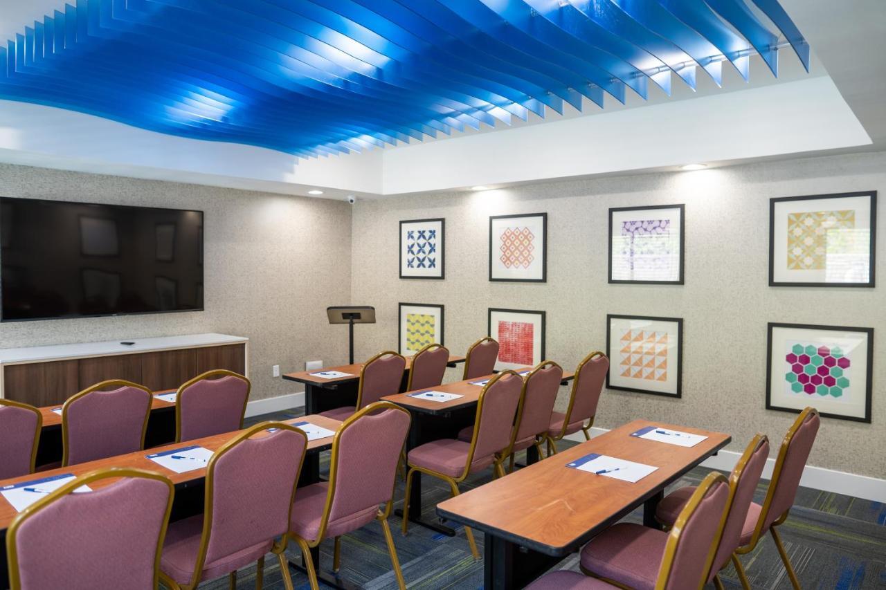 Holiday Inn Express & Suites - Lake Forest, An Ihg Hotel Buitenkant foto