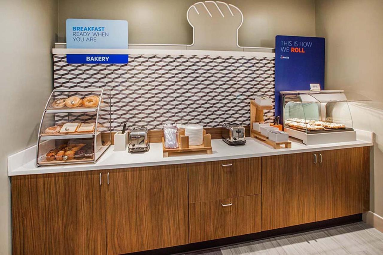 Holiday Inn Express & Suites - Lake Forest, An Ihg Hotel Buitenkant foto