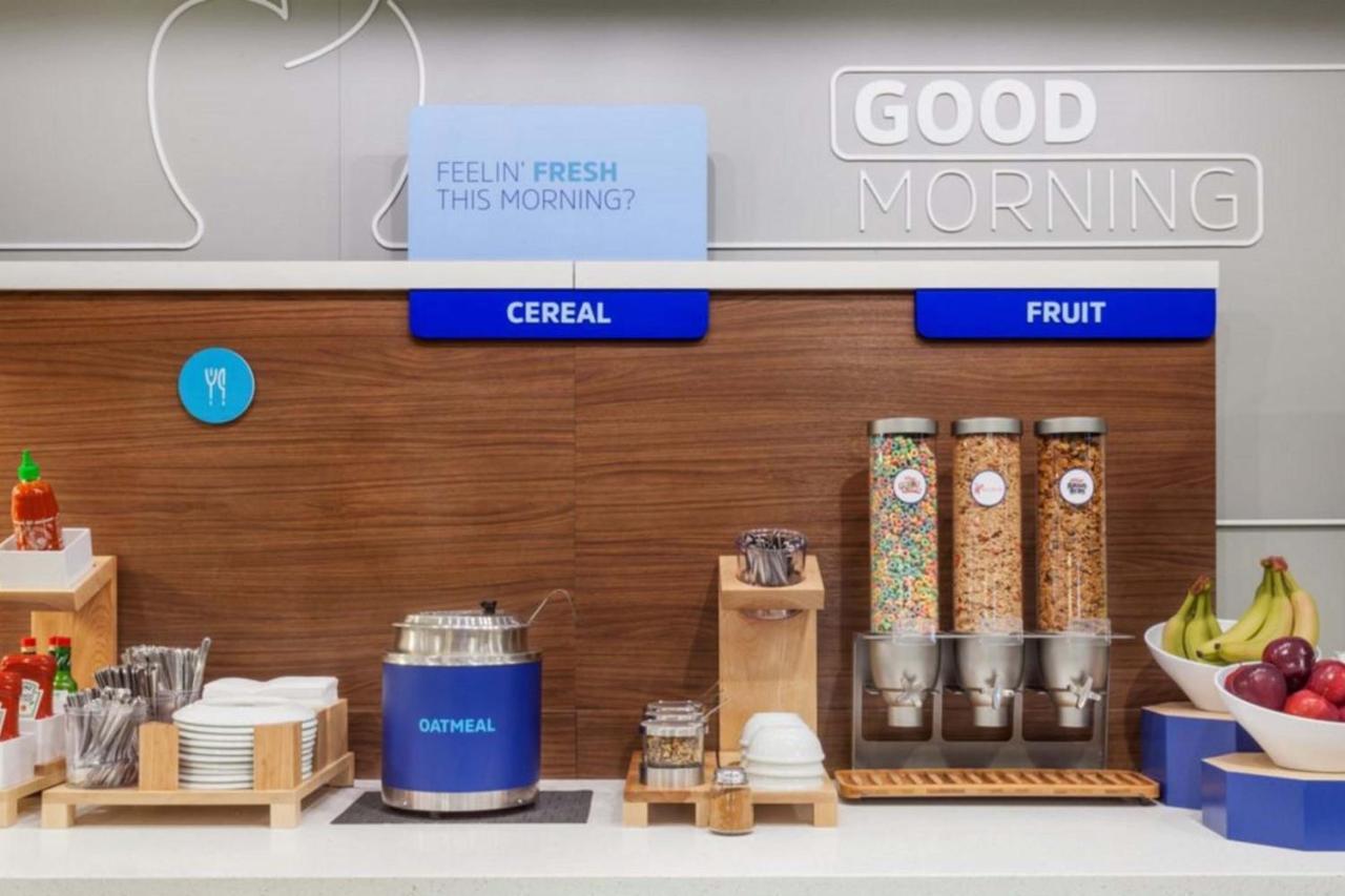Holiday Inn Express & Suites - Lake Forest, An Ihg Hotel Buitenkant foto
