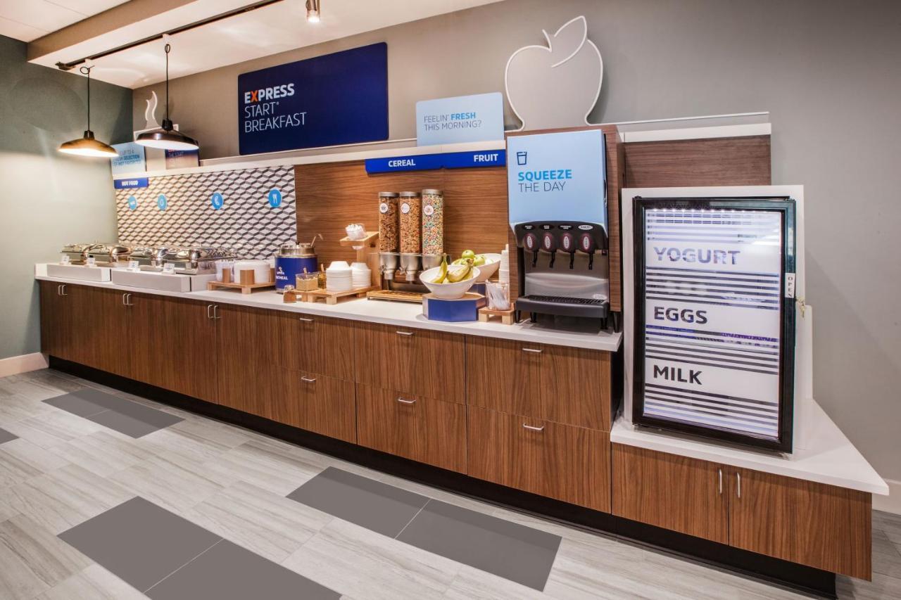 Holiday Inn Express & Suites - Lake Forest, An Ihg Hotel Buitenkant foto